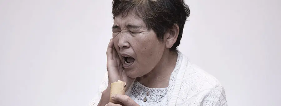 入れ歯が合わない方にもインプラント|東京・港区の歯医者